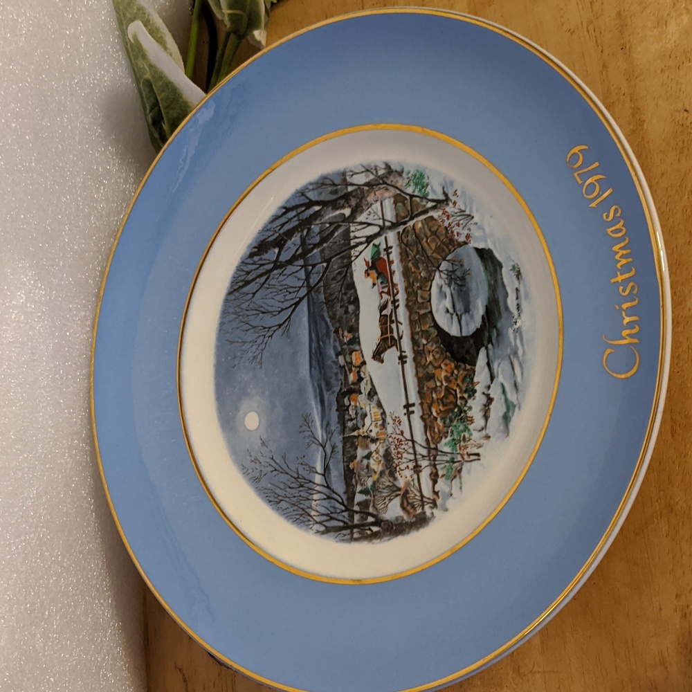 Avon Wedgwood 1979 Christmas Plate Series Dashing Through the Snow